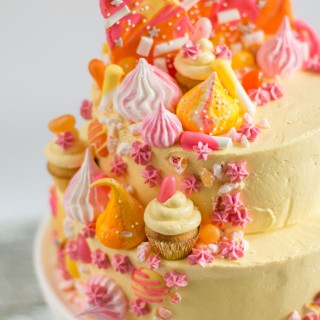 Feestelijke taart met meringue, cupcakes en chocolade