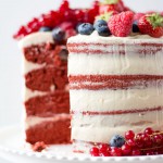 Naked red velvet cake met fruit